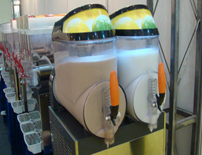 machine de neige fondue de glace d'acier inoxydable de 15L*3 500W avec trois réservoirs pour la boisson